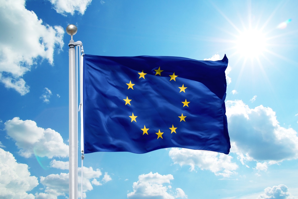 EU-Fahne mit gelben Sternen auf blauem Hintergrund