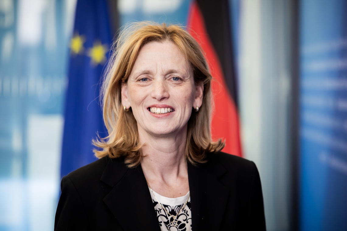 Karin Prien vor Europa- und Deutschlandflagge