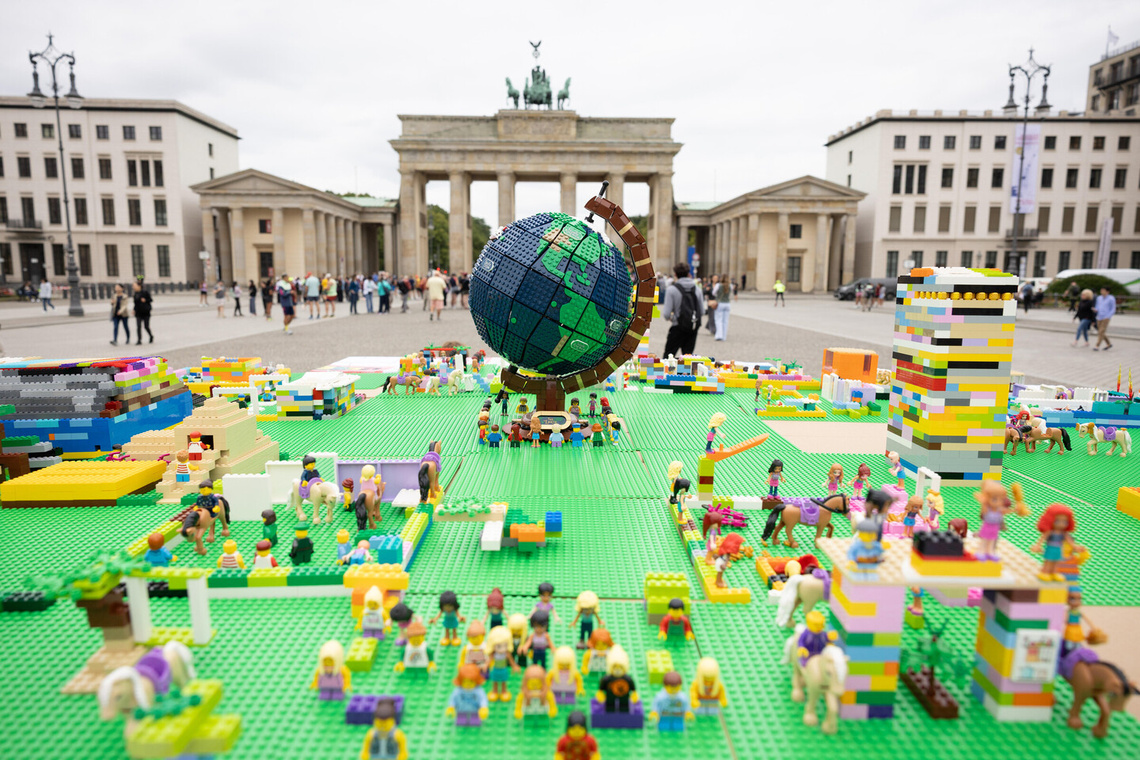 Legospielfeld mit Weltkugel vor Brandenburger Tor