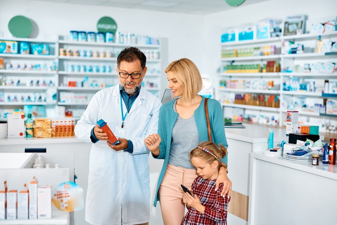 Mutter und Tochter werden vom Apotheker in der Apotheke beraten
