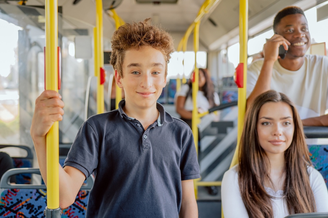 Schulkinder fahren mit dem Bus der öffentlichen Verkehrsmittel