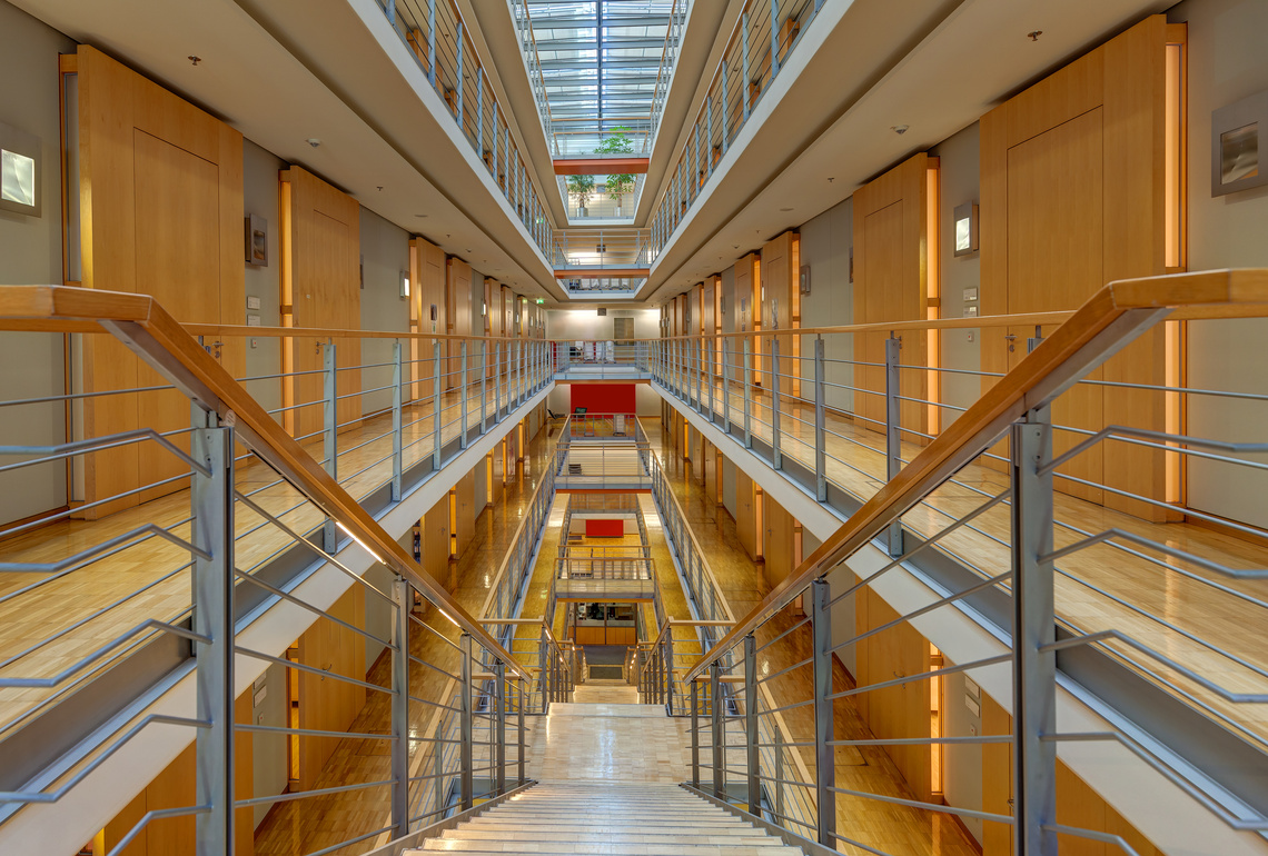 Innenbereich mit Treppe im Jakob-Kaiser-Haus Berlin
