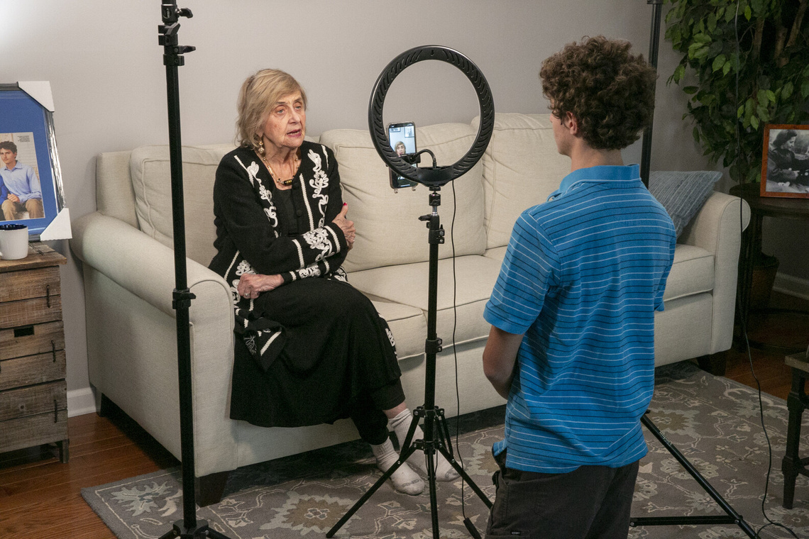 Tova Friedman mit Enkelkind mit Videoequipment in Wohnzimmer