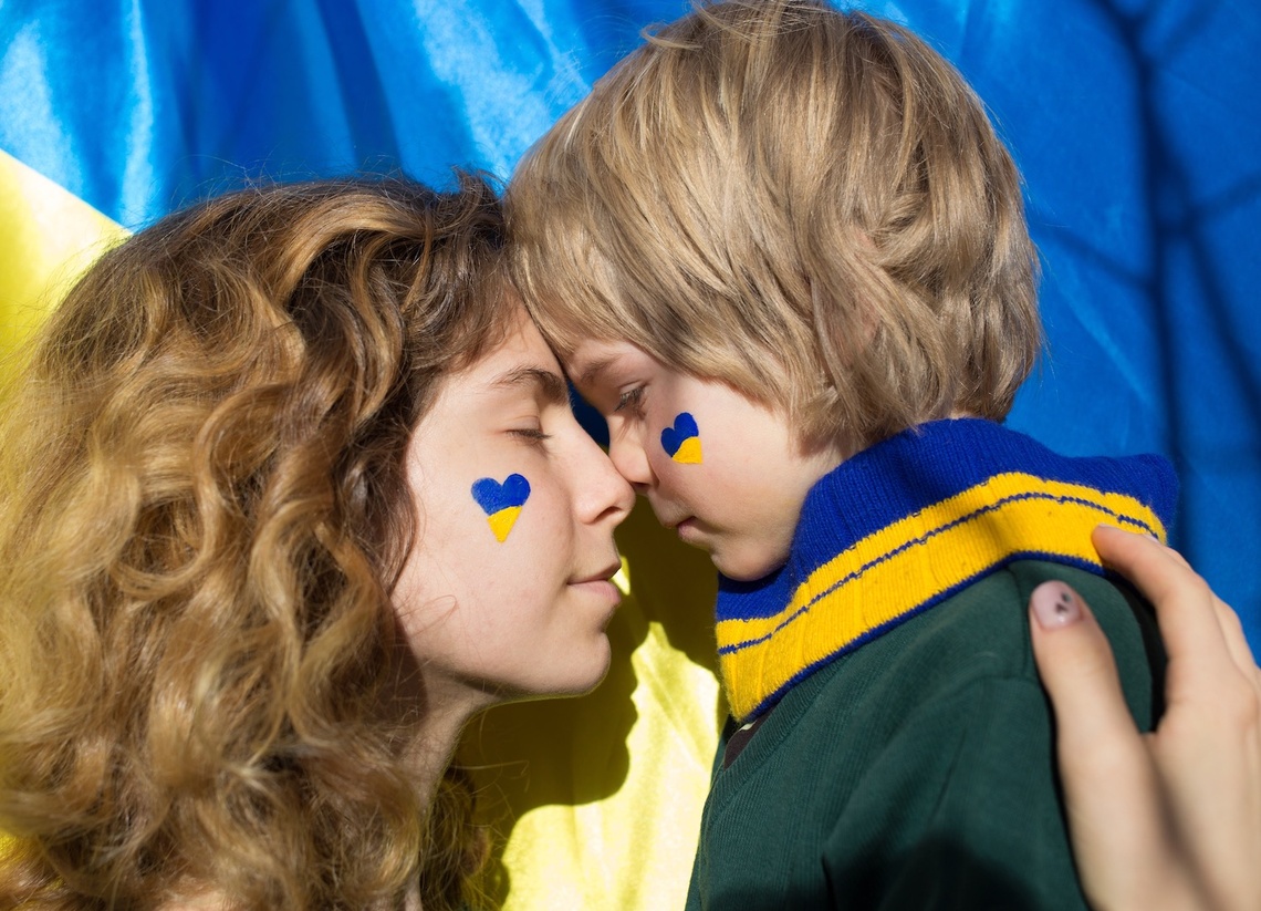 Mutter und Kind mit Ukraine-Flagge