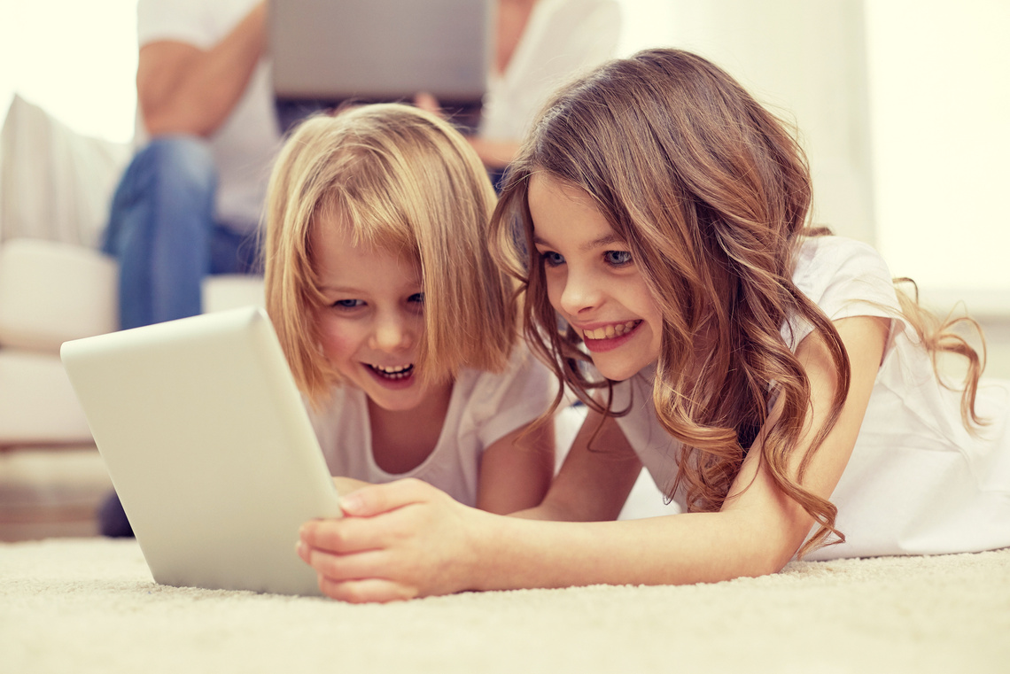 Mädchen schauen auf ein Tablet