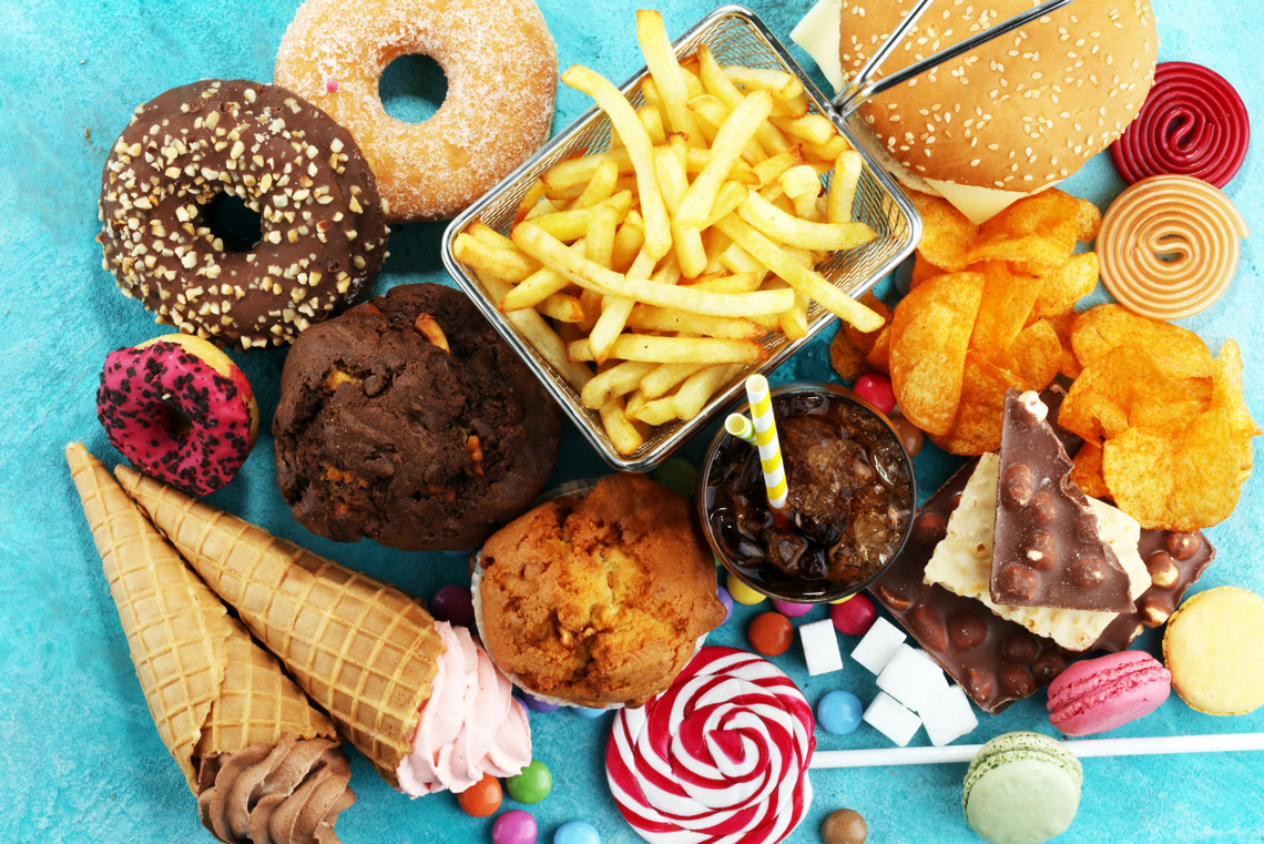 Süßigkeiten und Fastfood auf einem Tisch