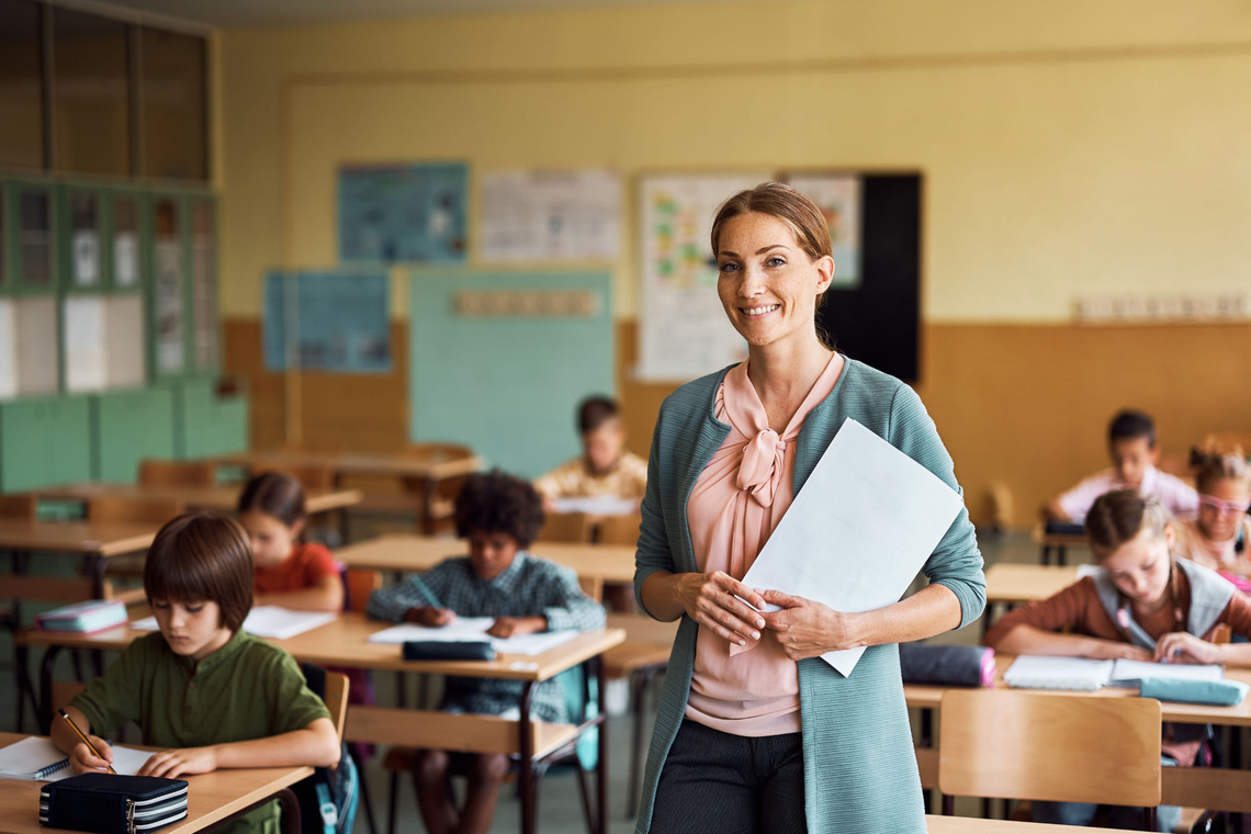 Lehrerin vor einer Schulklasse 
