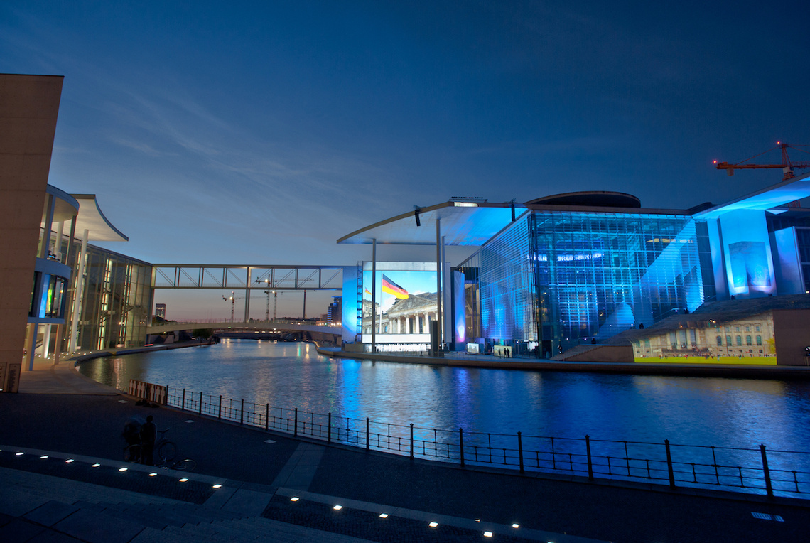 Marie-Elisabeth-Lüders-Haus im Berliner Parlamentsviertel am Abend