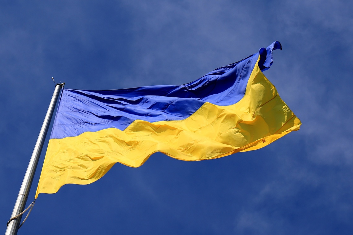 Eine wehende Ukraine Flagge.