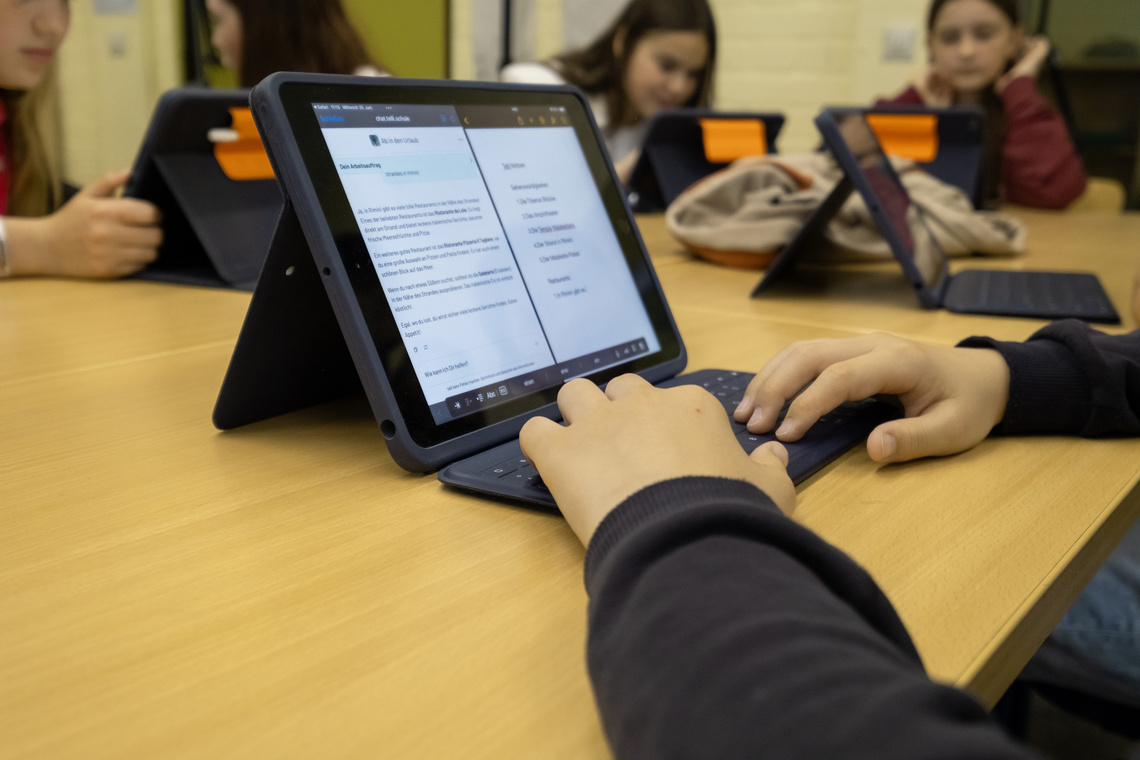 Schulunterricht mit Tablet