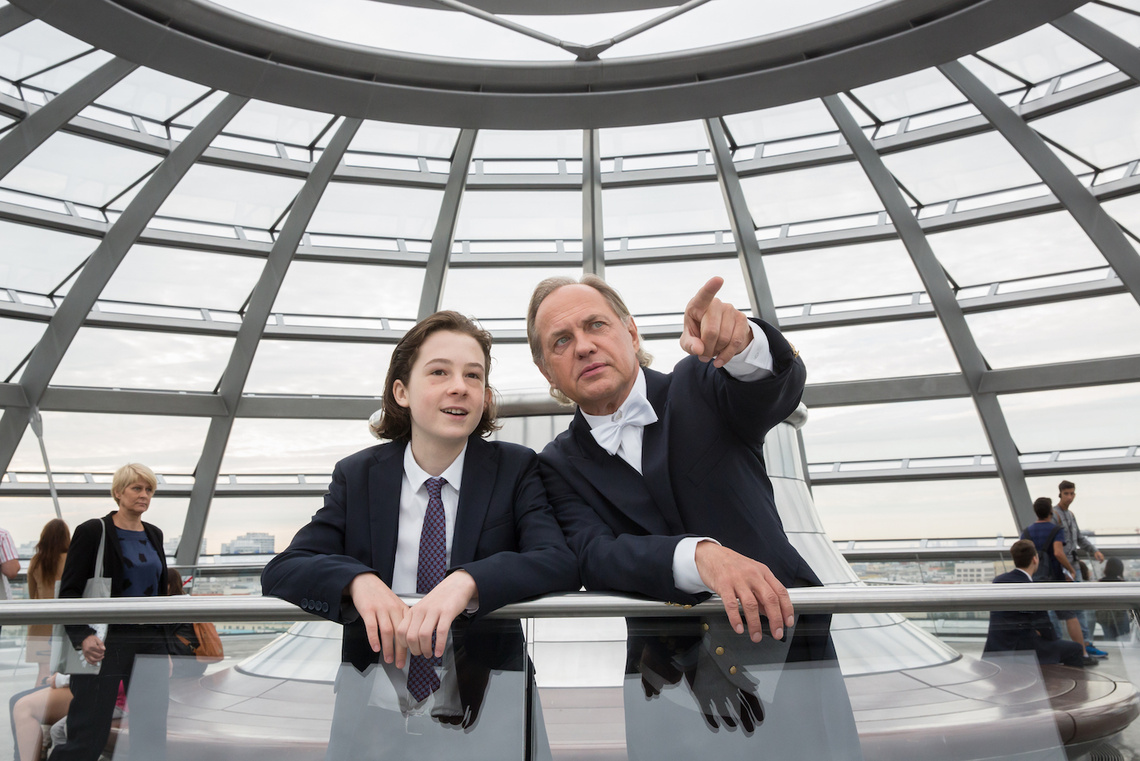 Mann zeigt Jungen den Bundestag