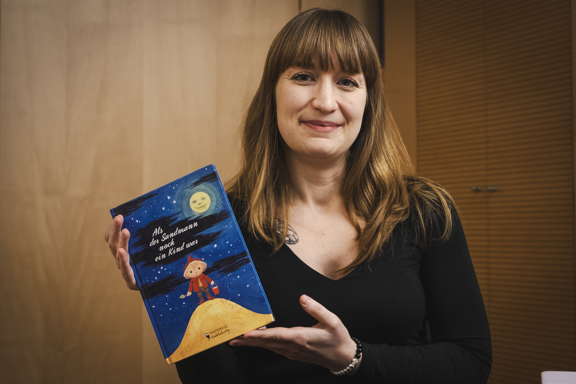 Heidi Reichinnek mit Buch