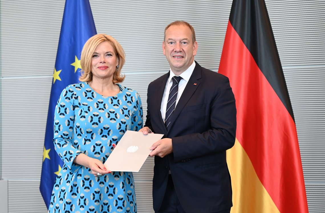 Julia Klöckner und Henning Otte vor Europa- und Deutschlandflagge