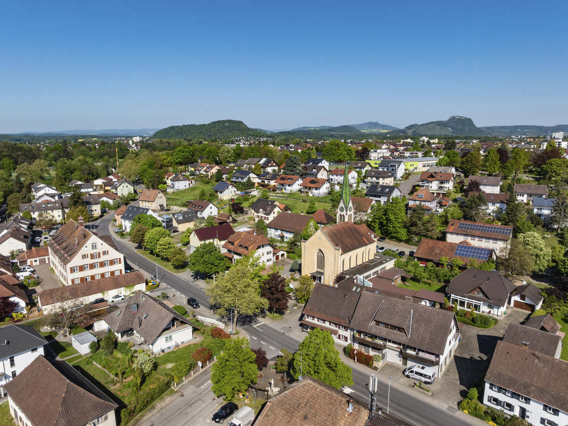 Gemeinde von oben mit Kirche im Zentrum