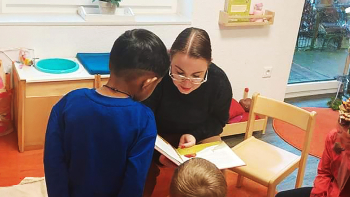 Sarah Lahrkamp liest Kindern vor