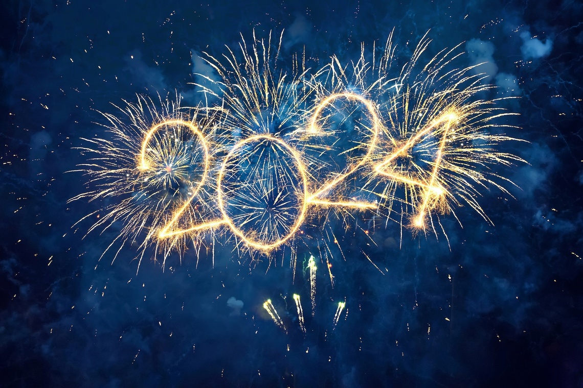 Zahl 2024 als Feuerwerk im Nachthimmel.