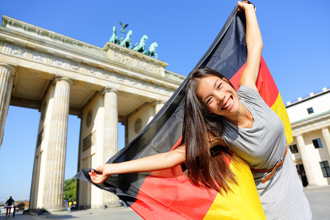 Mädchen mit Deutschland Flagge vor dem Brandenburger Tor 