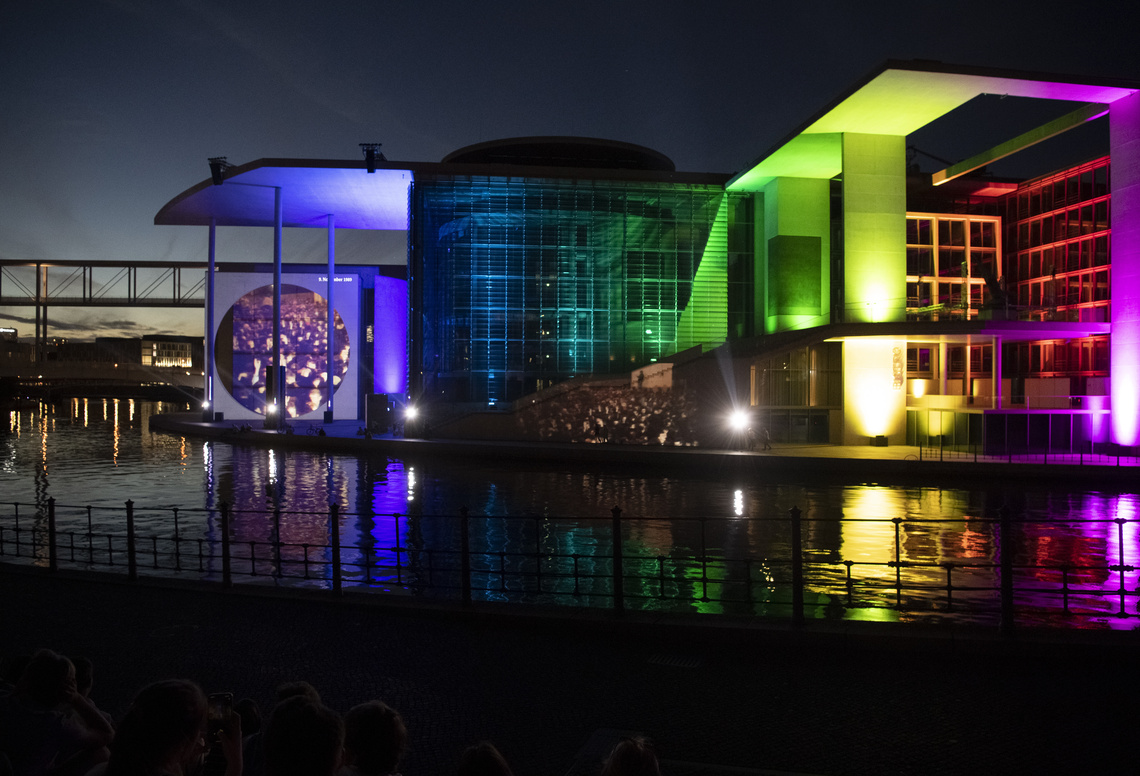 Das Marie-Elisabeth-Lüders-Haus wird in bunten Farben illuminiert.