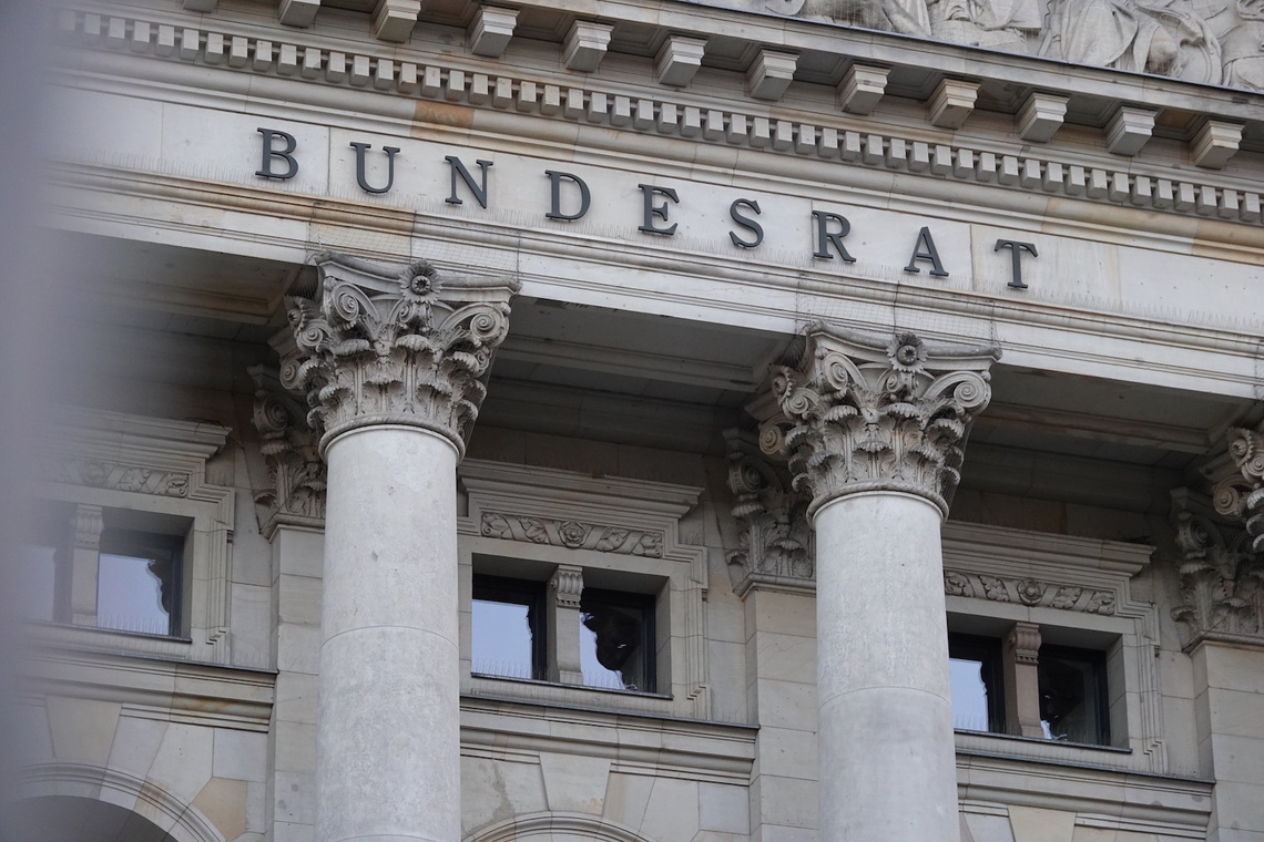 Gebäude mit Schriftzug "Bundesrat" 