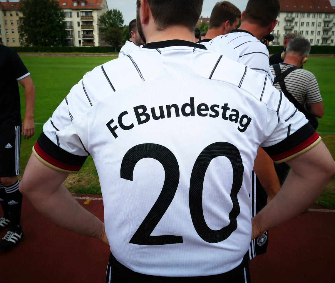 weiße Trikotrückseite mit Schriftzug FC Bundestag und der Nummer 20
