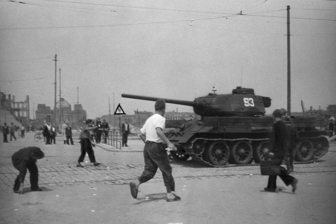 Steinwürfe von Demonstranten gegen sowjetische Panzer in Berlin