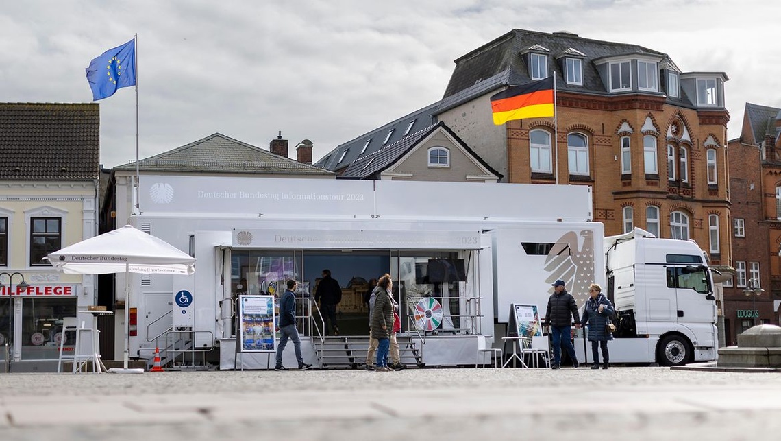 Infomobil des Deutschen Bundestages empfängt Besucher auf einem Marktplatz