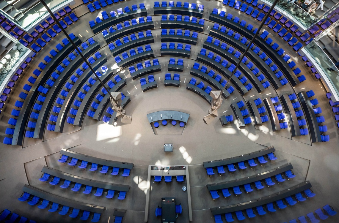 Blick von oben in den Plenarsaal des Bundestags
