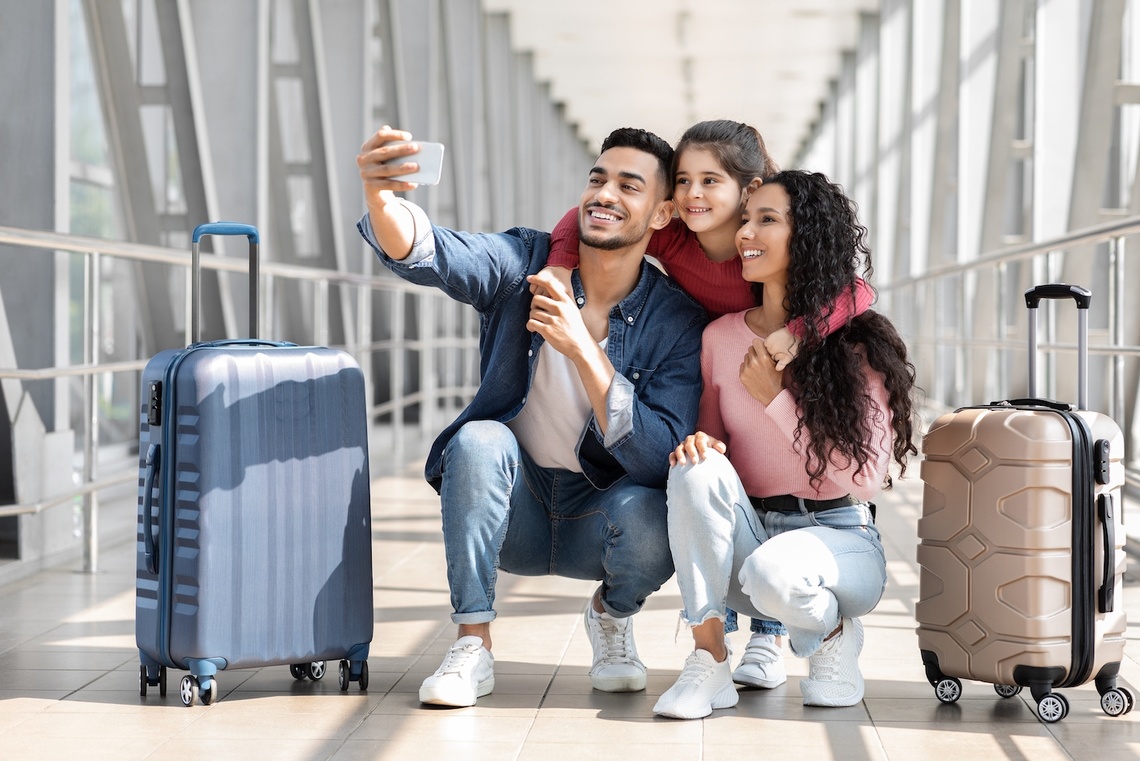 Familie mit Koffern am Flughafen