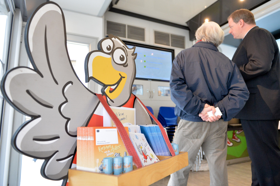 Karlchen Adler mit Comics im Bauchladen