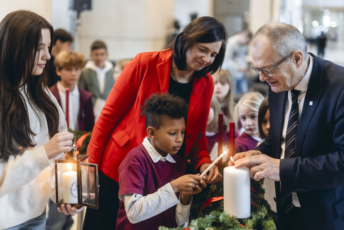 Das Anzünden einer Kerze auf dem Adventskranz mit Bundestagsvizepräsidentin Katrin Göring-Eckardt 