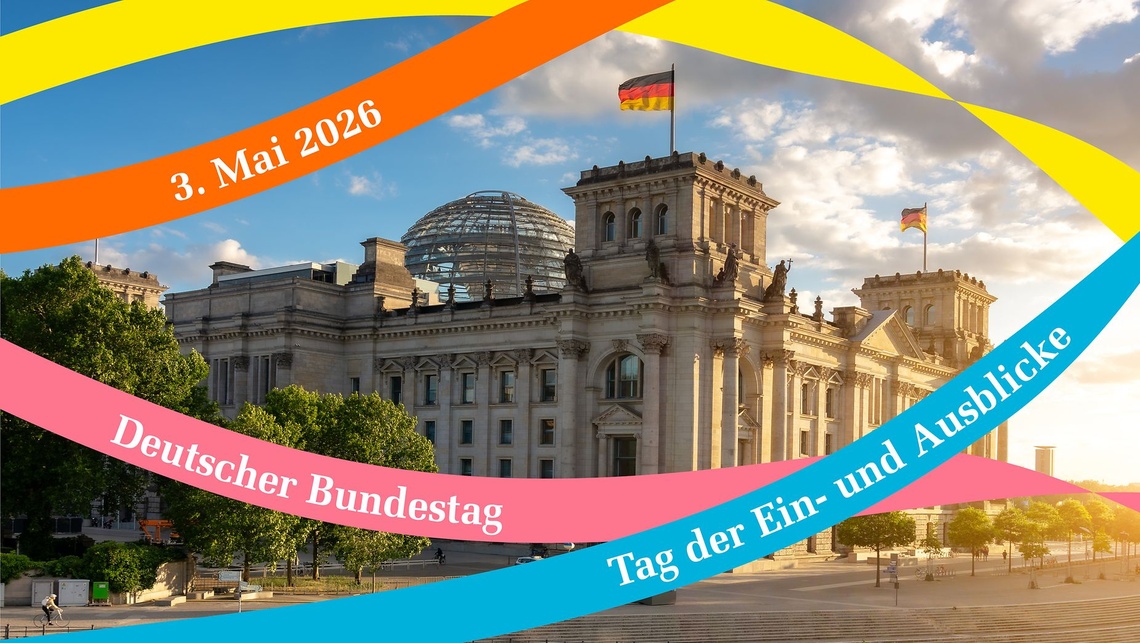 Reichstagsgebäude, Bunte Banner im Vordergrund