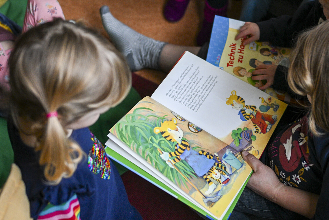 Kinder lesen Kinderbücher