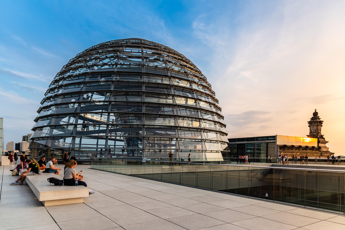 Dachterrasse Gläserne Kuppel Reichstagsgebäude mit Touristen im Sonnenuntergang