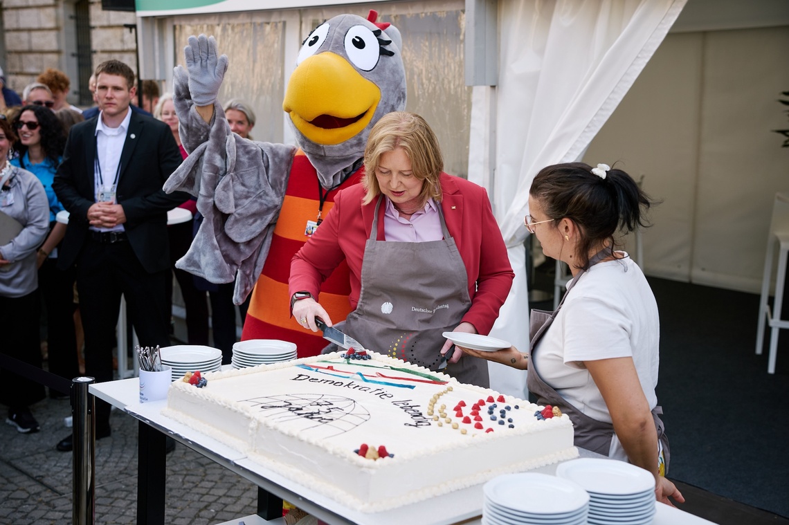 Bärbel Bas, Karlchen und eine weitere Frau schneiden einen Kuchen an.