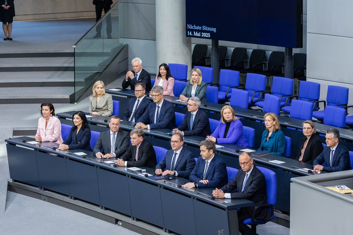 Abgeordnete sitzen auf der Regierungsbank