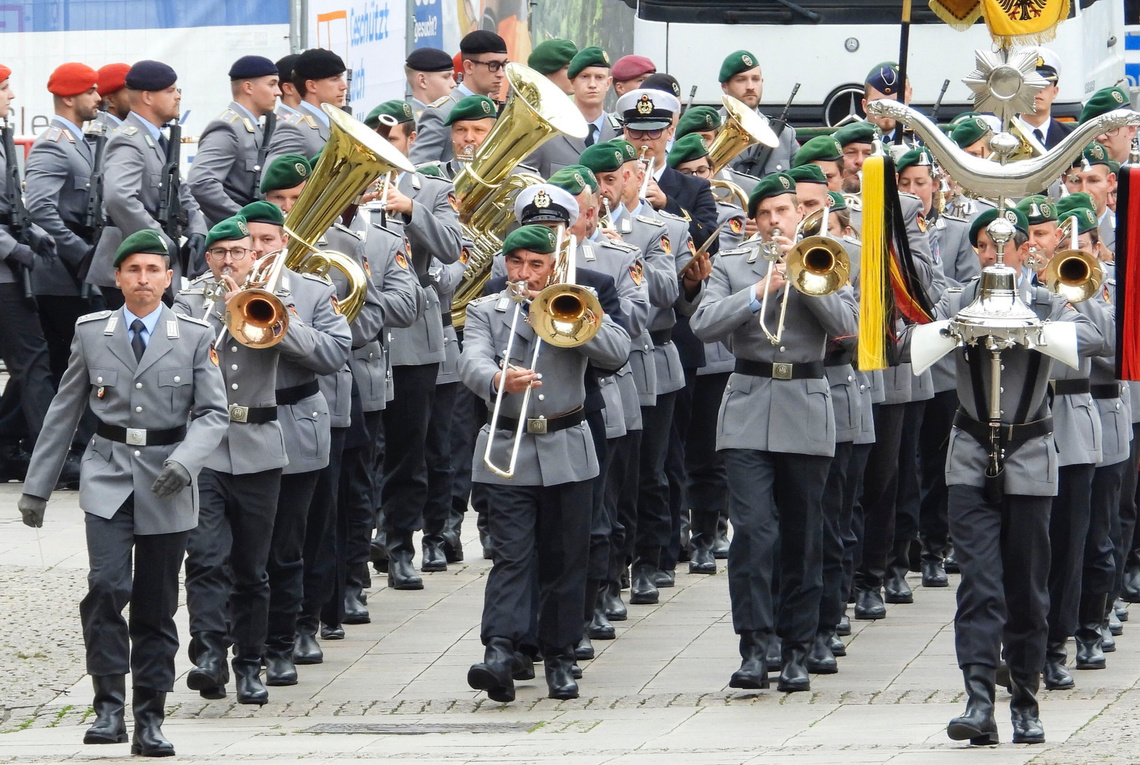 Orchester der Bundeswehr marschiert und musiziert bei Parade
