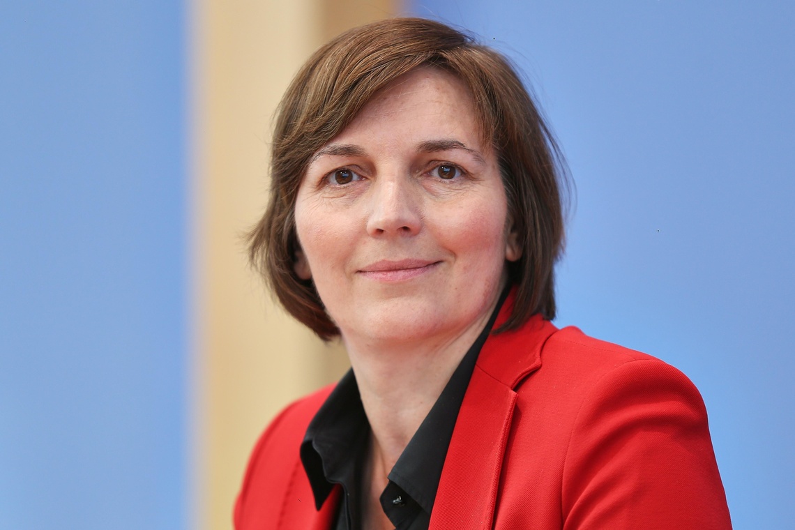 Mareike Wulf mit rotem Blazer, schwarzer Bluse und schulterlangen braunen Haaren