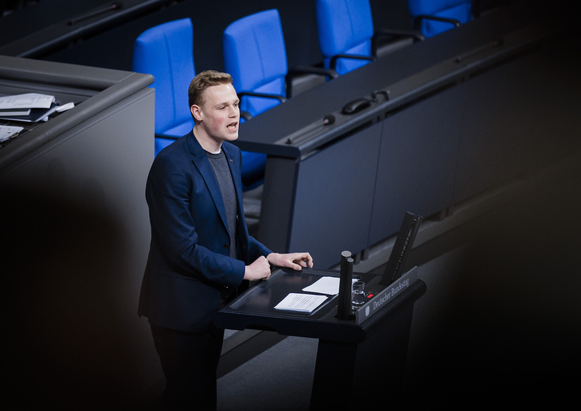 Abgeordneter am Rednerpult