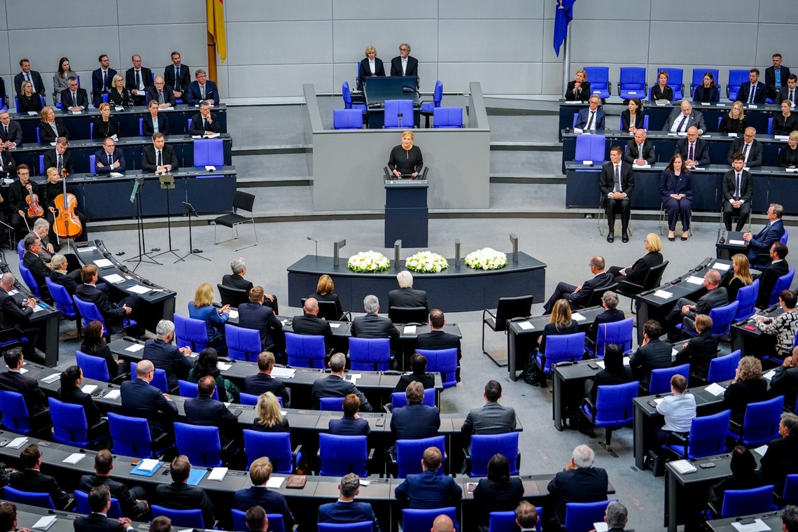 Bundestagspräsidentin Julia Klöckner steht am Rednerpult im Plenarsaal
