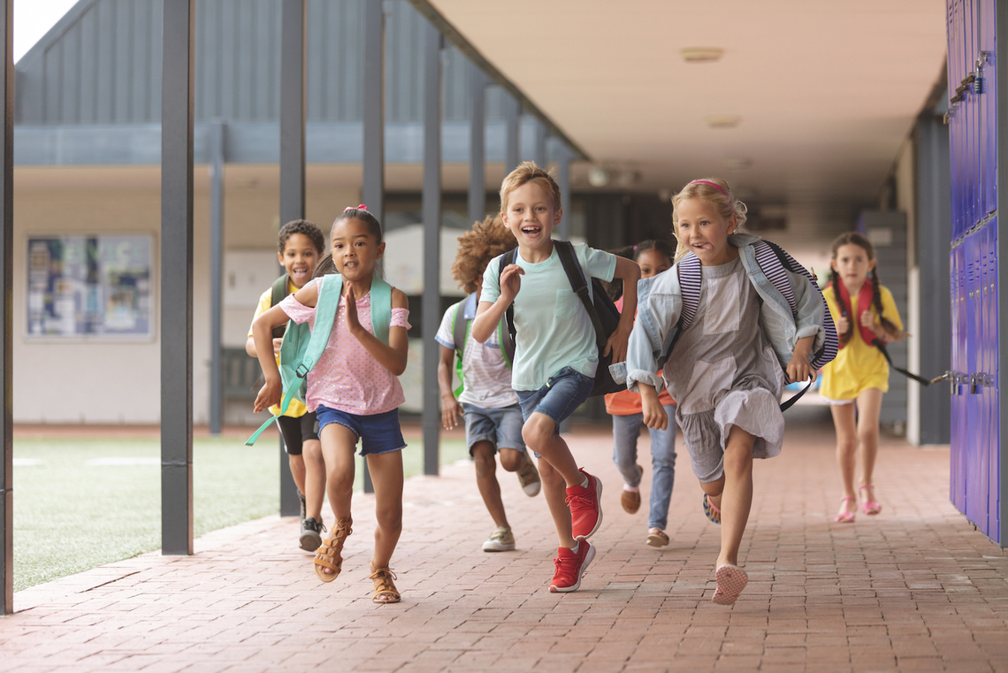 Rennende Kinder auf dem Schulhof