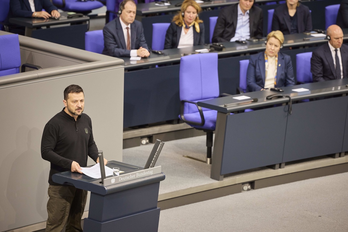 Wolodymyr Selenskyj am Rednerpult im Deutschen Bundestag.