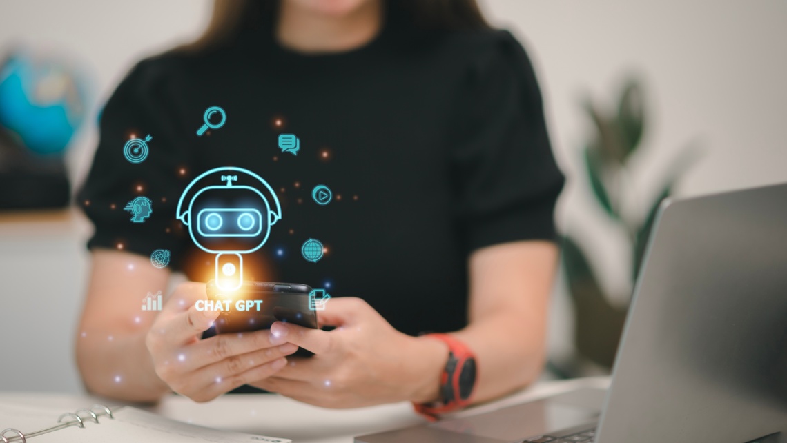 Frau nutzt Handy mit digitalem Chatbot auf virtuellem Bildschirm