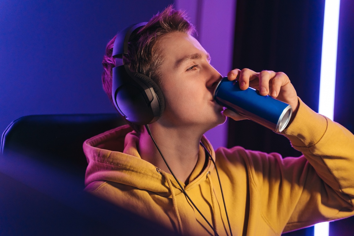 Jugendlicher trinkt einen Energy-Drink.