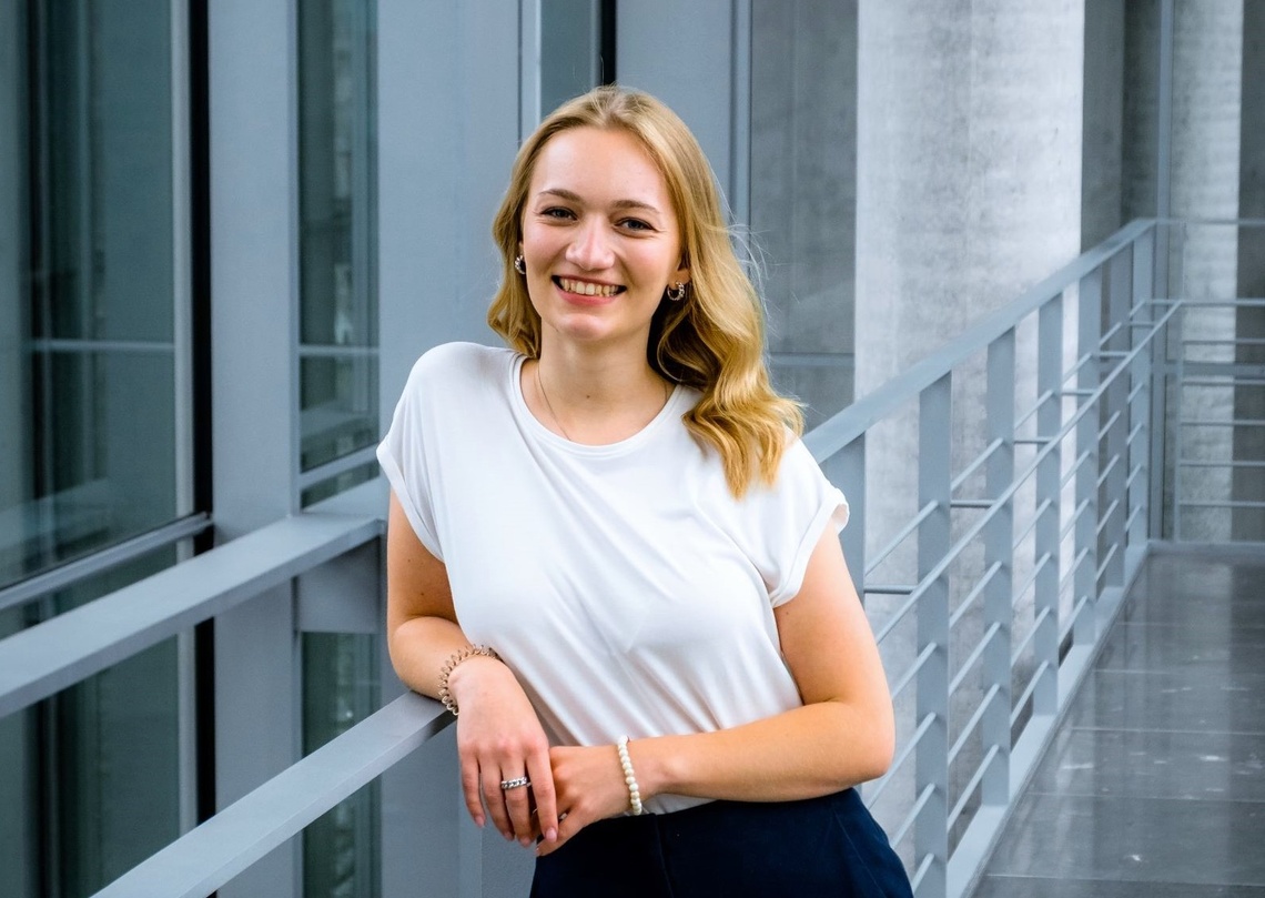 Emily Vontz lehnt am Geländer 