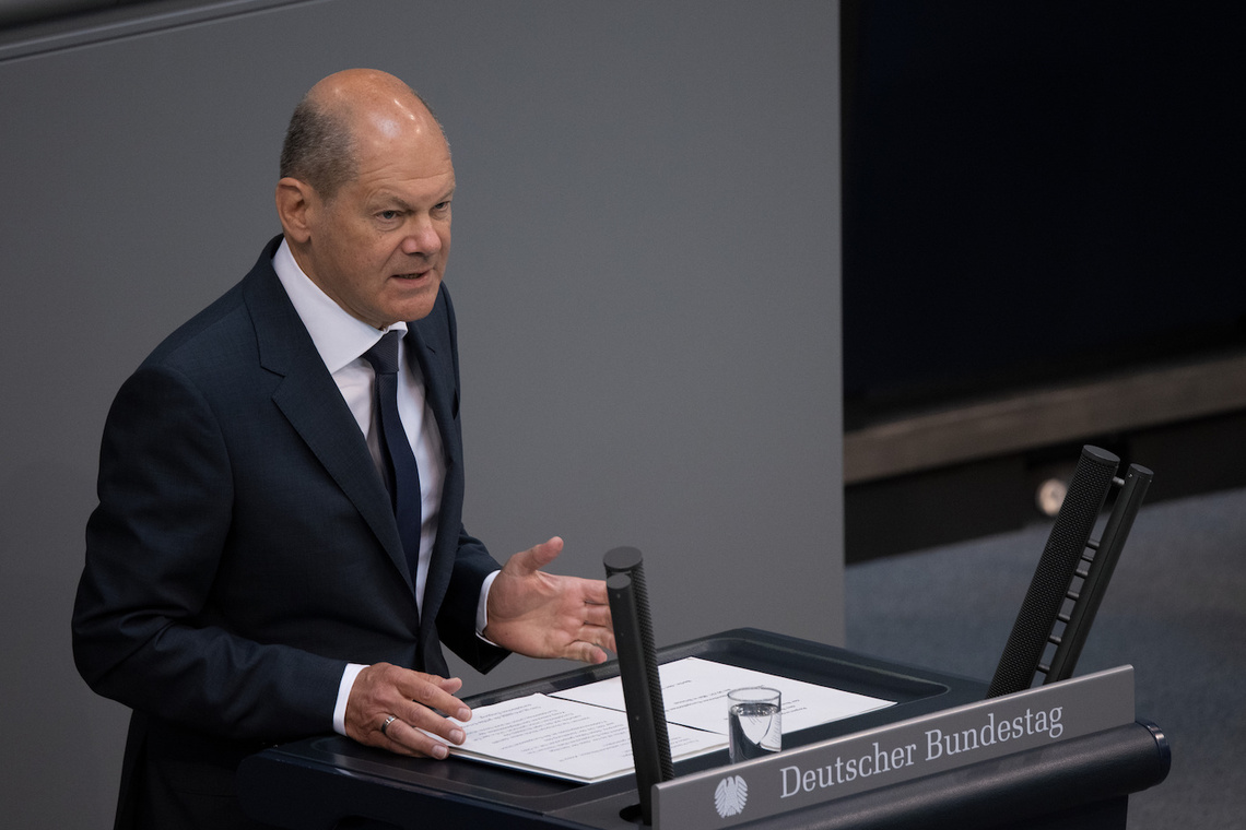 Bundeskanzler Olaf Scholz am Rednerpult im Bundestag