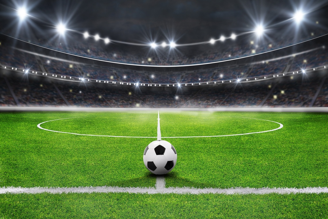 Fußball liegt auf dem Rasen eines Fußballstadions.