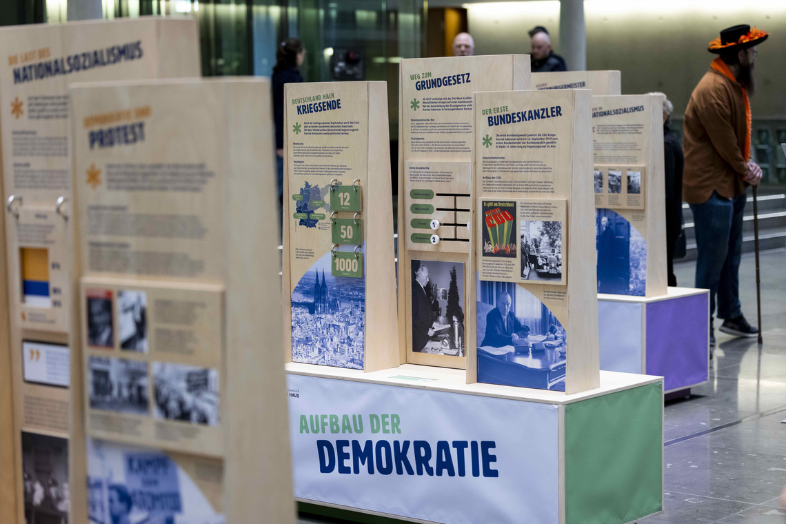 Stelltafeln im Paul-Löbe-Haus informieren über Demokratie, den ersten Bundeskanzler und den Weg zum Grundgesetz.