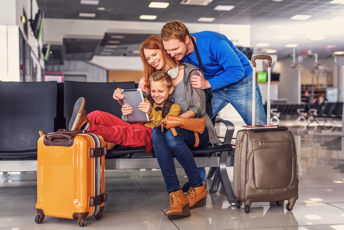 Familie mit Koffern am Flughafen