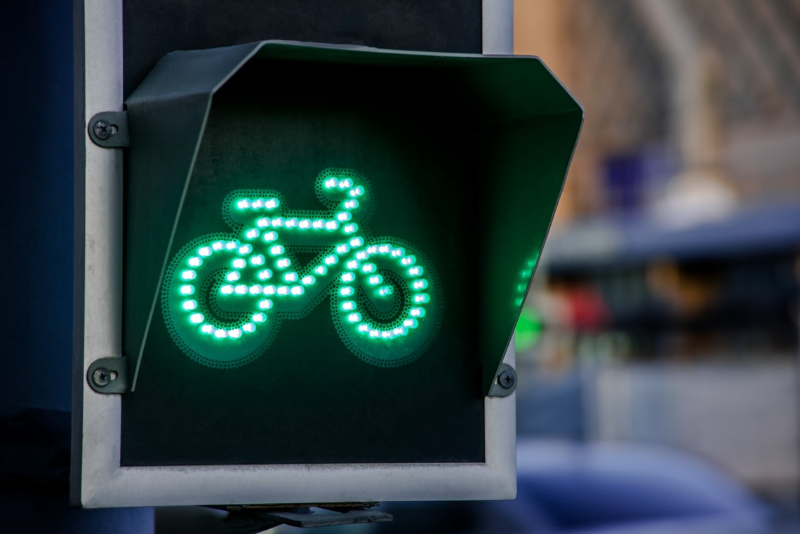 Ampel die ein grünes Fahrrad anzeigt. 