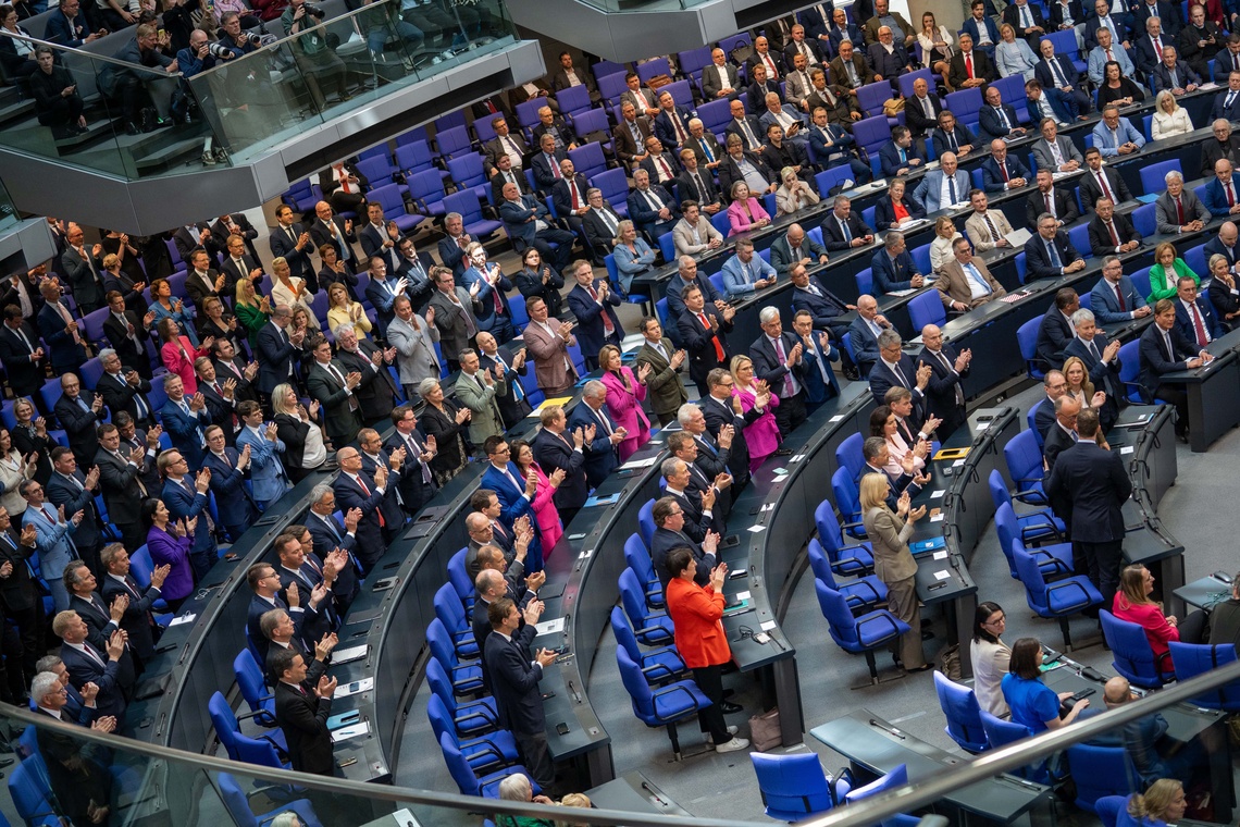 Abgeordnete sitzen im Plenarsaal des Bundestags